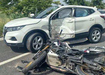 Ayvalık’ta motosiklet ile otomobil çarpıştı