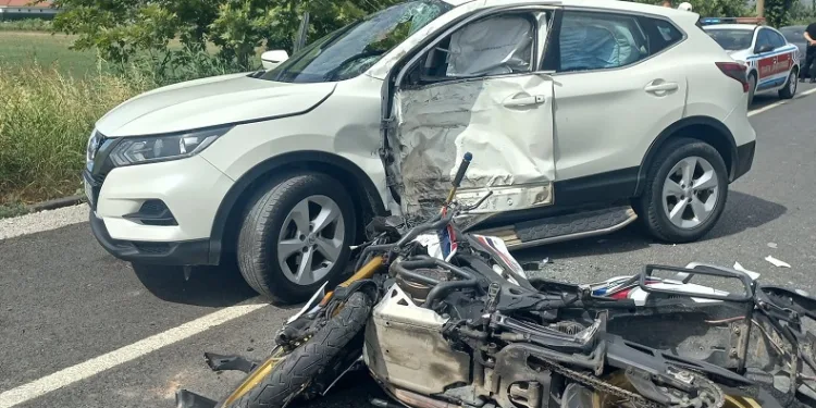 Ayvalık’ta motosiklet ile otomobil çarpıştı