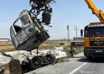 Konya’da devrilen tır yandı, sürücü kurtarılamadı