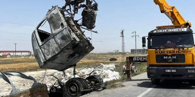 Konya’da devrilen tır yandı, sürücü kurtarılamadı