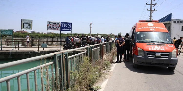 Kanala atlayan karısını kurtarmak isterken suda kayboldu