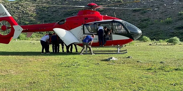 Attan düşen kadın helikopterle hastaneye kaldırıldı