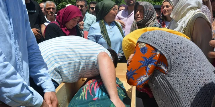 En acı karne tatili: Defne Nur, son yolculuğuna uğurlandı