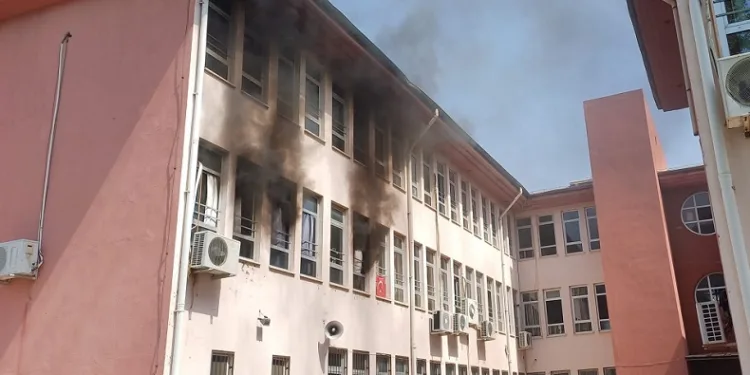 Karne günü ilkokulda yangın