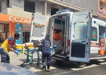 Direksiyon hakimiyetini kaybeden motosiklet sürücüsü yaralandı