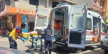 Direksiyon hakimiyetini kaybeden motosiklet sürücüsü yaralandı