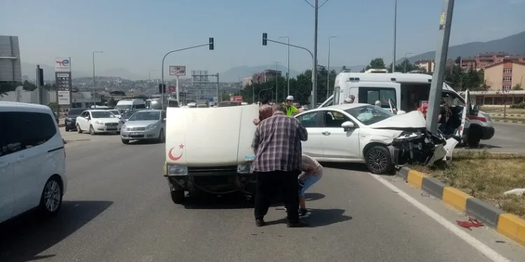 İki otomobilin çarpıştığı kazada 4 kişi yaralandı