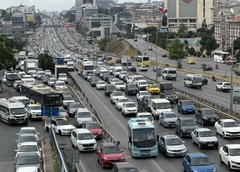 İstanbul’da bayram tatili başlamasıyla trafikte yoğunluk yaşanıyor