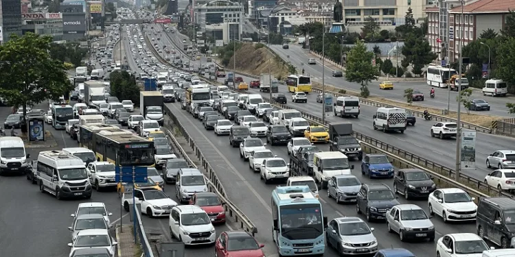 İstanbul’da bayram tatili başlamasıyla trafikte yoğunluk yaşanıyor