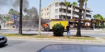 Seyir halindeyken alev alan kamyonet küle döndü