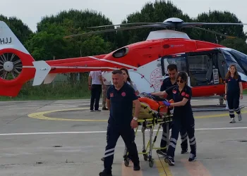 Evde baygın bulunan kadın ambulans helikopterle hastaneye sevk edildi