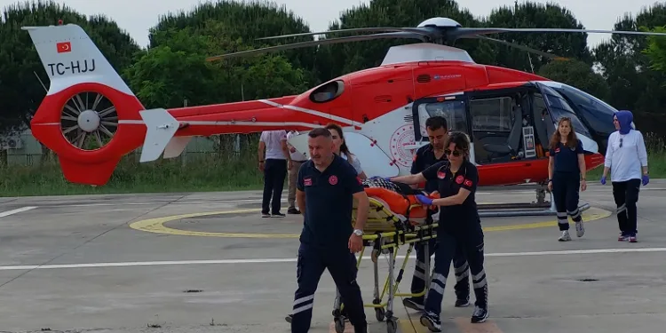 Evde baygın bulunan kadın ambulans helikopterle hastaneye sevk edildi