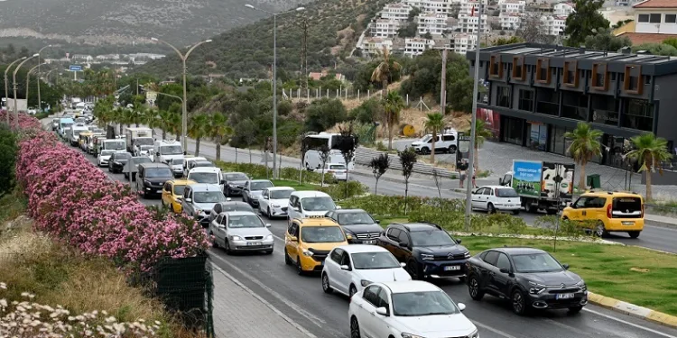 Kuşadası’na tatilci akını başladı
