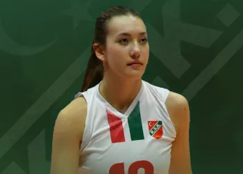 Karşıyaka’da Nehir Cinel, profesyonel oldu