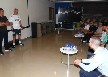 Fenerbahçe Teknik Direktörü Jose Mourinho mesaiye başladı