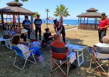 Jandarma ekipleri plajda serinleyen vatandaşları boğulmalara karşı uyardı