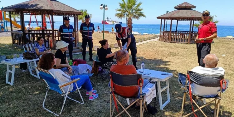 Jandarma ekipleri plajda serinleyen vatandaşları boğulmalara karşı uyardı