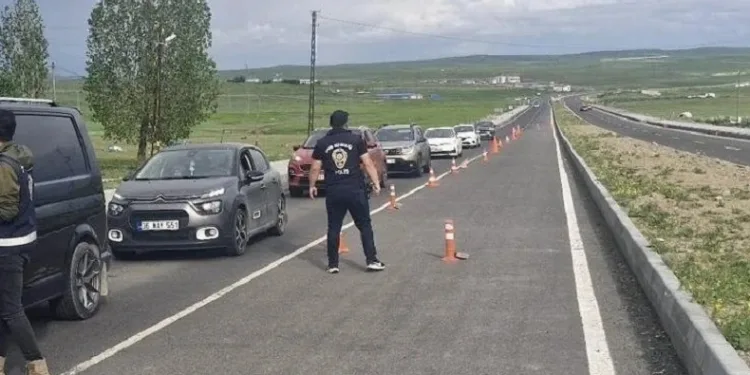Kars’ta trafik uygulamaları sürüyor