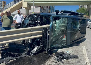 Otomobil bariyere ok gibi saplandı: 2 yaralı