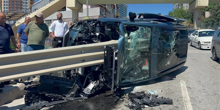 Otomobil bariyere ok gibi saplandı: 2 yaralı