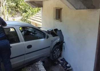 Otomobil evin duvarına çarptı: 4 yaralı