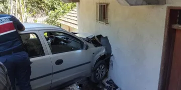 Otomobil evin duvarına çarptı: 4 yaralı