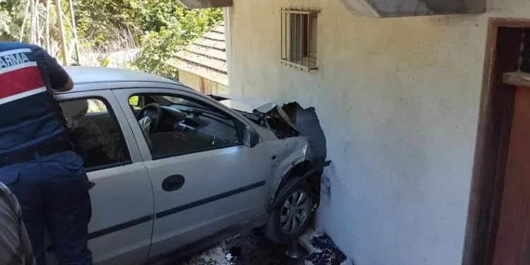Otomobil evin duvarına çarptı: 4 yaralı
