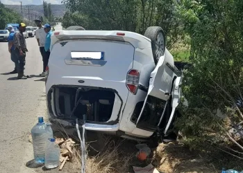 Burdur’da hafif ticari araç takla attı