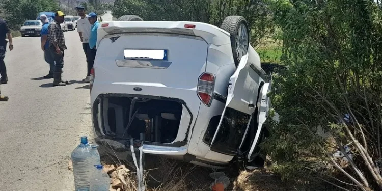 Burdur’da hafif ticari araç takla attı