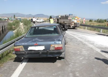 Konya’da süt kamyoneti ile otomobil çarpıştı