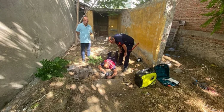 Atık su borusunda mahsur kalan yavru köpekleri itfaiyeciler kurtardı