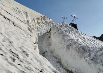 Yüksekova’da haziran ayında 8 metrelik kar tünelleri