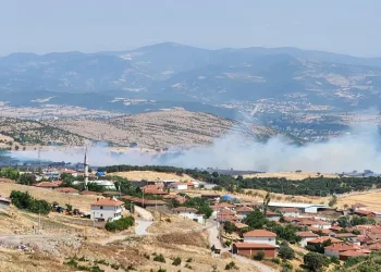 Balıkesir’de arazi yangınına havadan ve karadan müdahale ediliyor