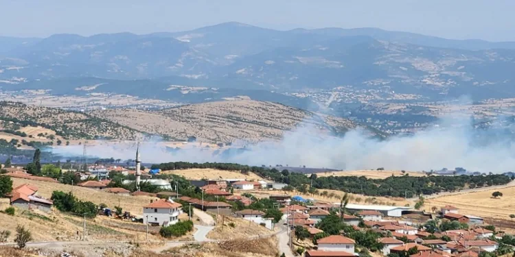 Balıkesir’de arazi yangınına havadan ve karadan müdahale ediliyor