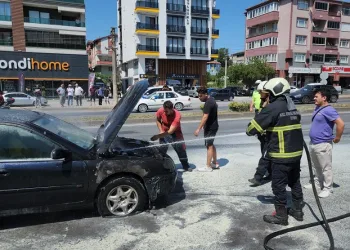 Otomobilde çıkan yangın paniğe yol açtı