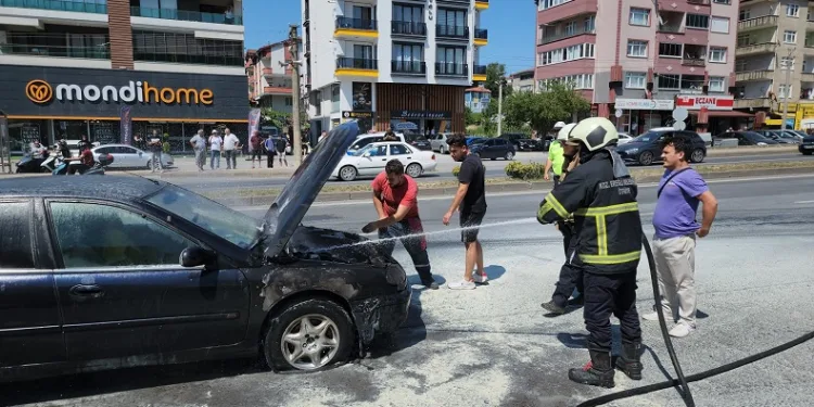 Otomobilde çıkan yangın paniğe yol açtı