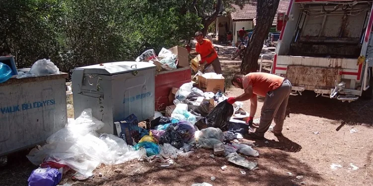 Ayvalık’ta belediye ekipleri 4 günde 3 bin 660 ton çöp topladı