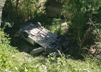 Tarihi köprüden dere yatağına uçtu