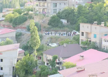 Otomobil kontrolden çıktı: 2 yaralı
