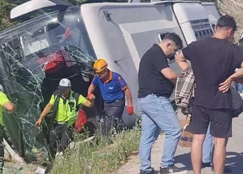 Kütahya’da yolcu otobüsü devrildi: 3 yaralı
