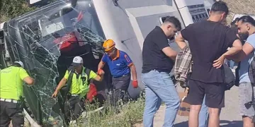 Kütahya’da yolcu otobüsü devrildi: 3 yaralı