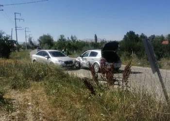 Otomobiller kafa kafaya çarpıştı: 3 yaralı