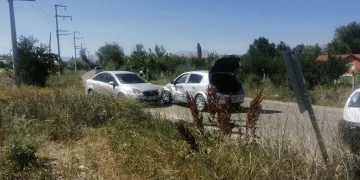 Otomobiller kafa kafaya çarpıştı: 3 yaralı