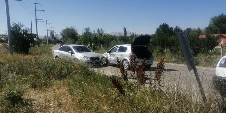Otomobiller kafa kafaya çarpıştı: 3 yaralı