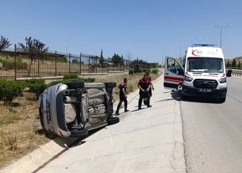 Burdur-Antalya kara yolunda kontrolden çıkan otomobil şarampole devrildi: 1 yaralı