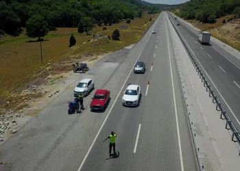Jandarma ekipleri dönüş yolundaki sürücüleri bilgilendiriyor
