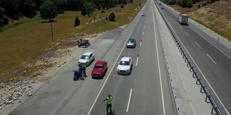 Jandarma ekipleri dönüş yolundaki sürücüleri bilgilendiriyor