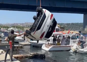 Haliç sahilinde otomobil denize düştü, vinç yardımıyla kurtarıldı