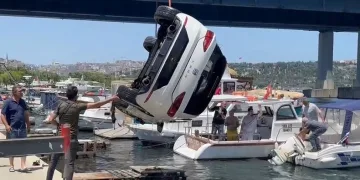 Haliç sahilinde otomobil denize düştü, vinç yardımıyla kurtarıldı