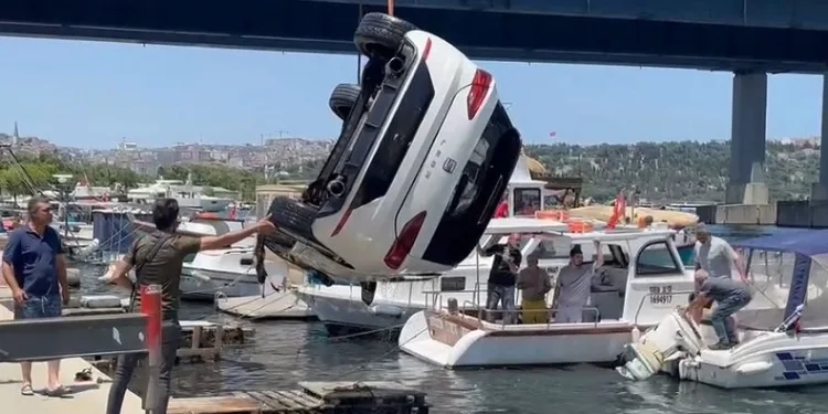 Haliç sahilinde otomobil denize düştü, vinç yardımıyla kurtarıldı